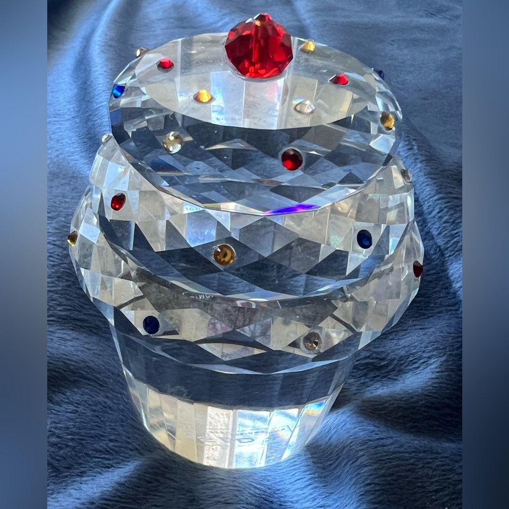 Simon Designs cupcake paperweight